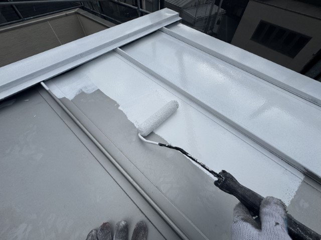 折半屋根・サーモテックメタルプライマー下塗り