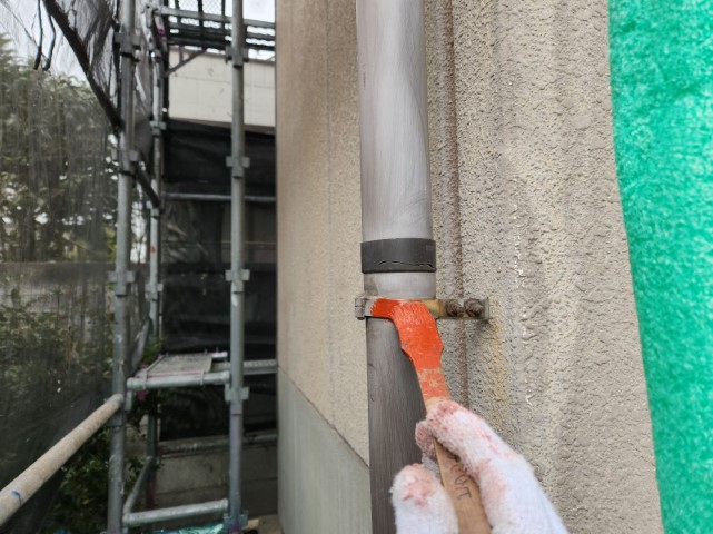 竪樋・樋バンド下塗り