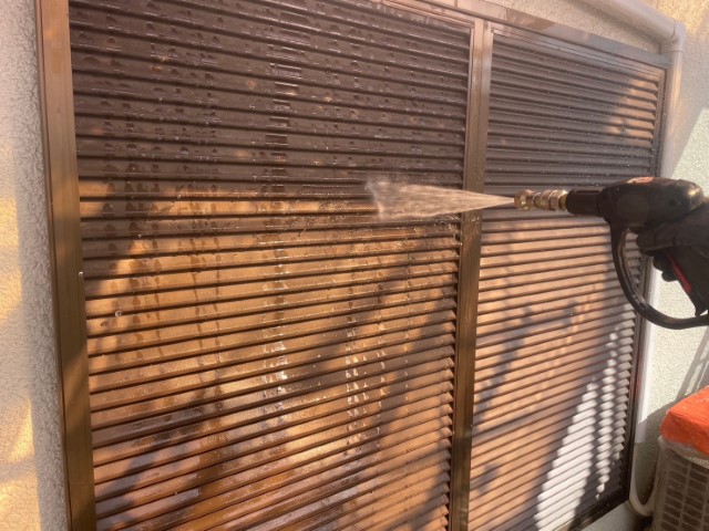 雨戸・高圧洗浄