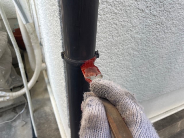 竪樋・樋バンド下塗り