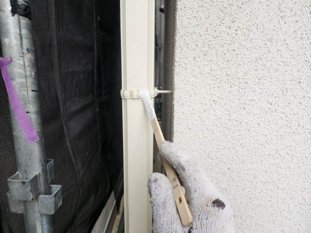 竪樋・樋バンド下塗り