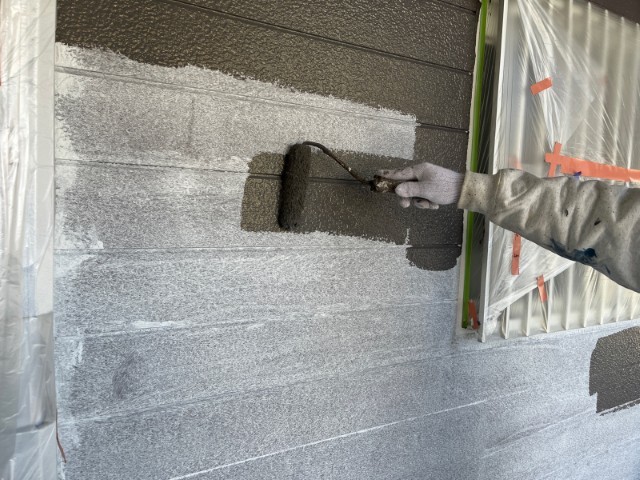 通路側壁・上塗り１回目