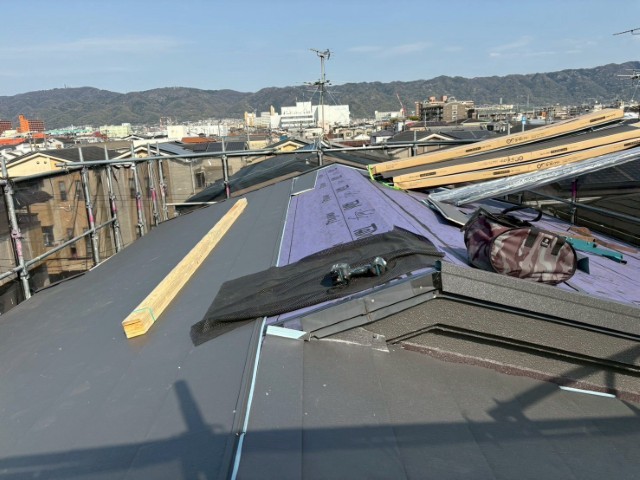 屋根・スーパーガルテクト貼り