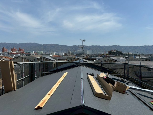 屋根・スーパーガルテクト貼り完了