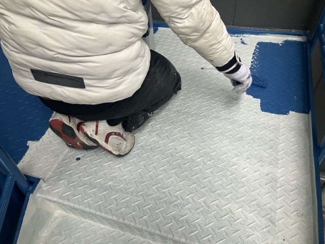 外部階段面・上塗り１回目