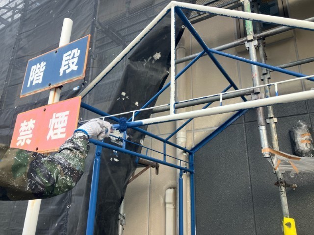 テント骨組み・上塗り１回目