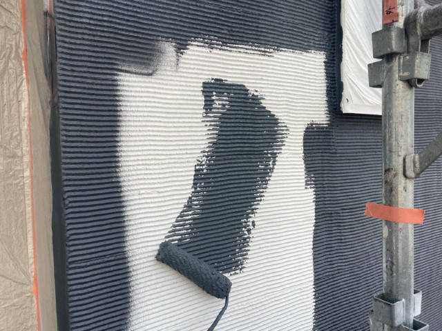 モルタル壁・上塗り１回目