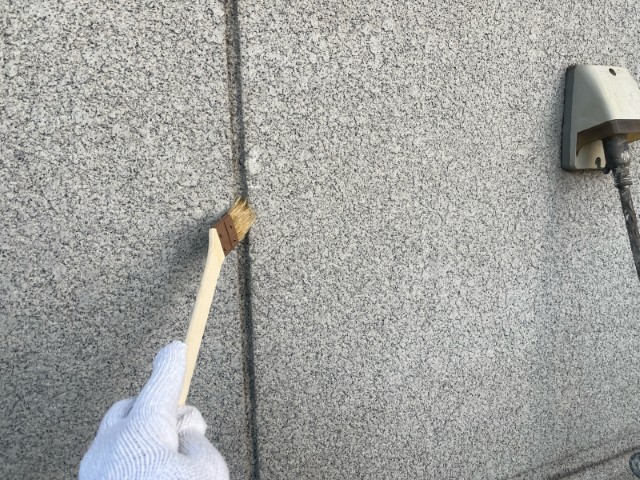 モルタル壁目地・プライマー散布