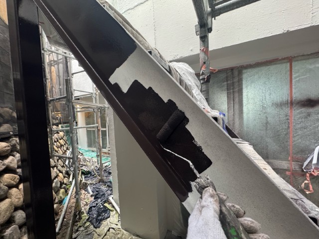 鉄骨階段・上塗り１回目