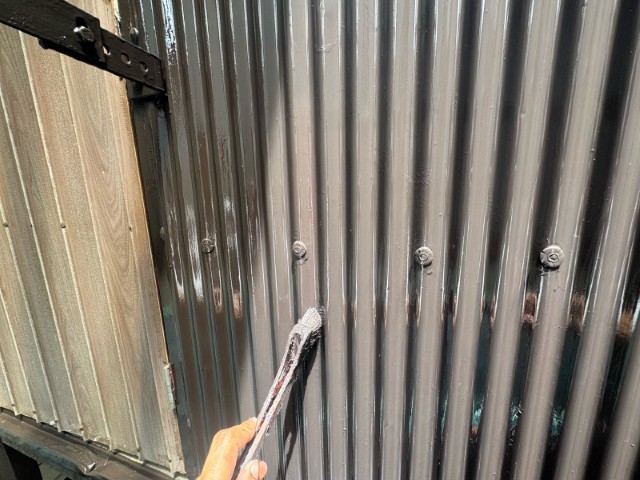 物置・上塗り２回目