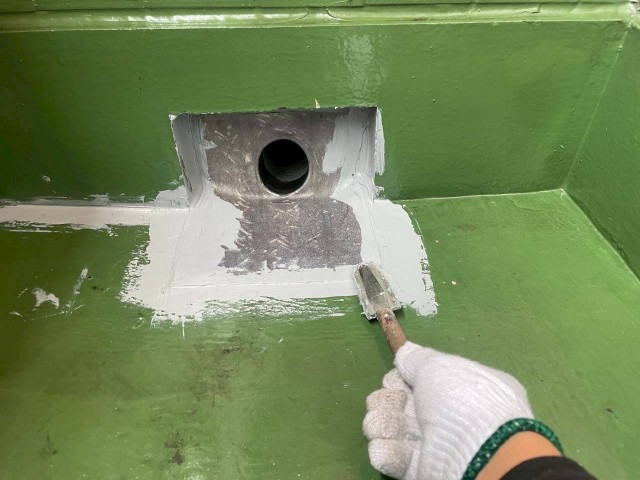 11階サービスバルコニー・改修ドレン取付