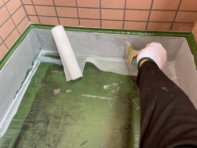 11階サービスバルコニー・巾木メッシュシート貼り