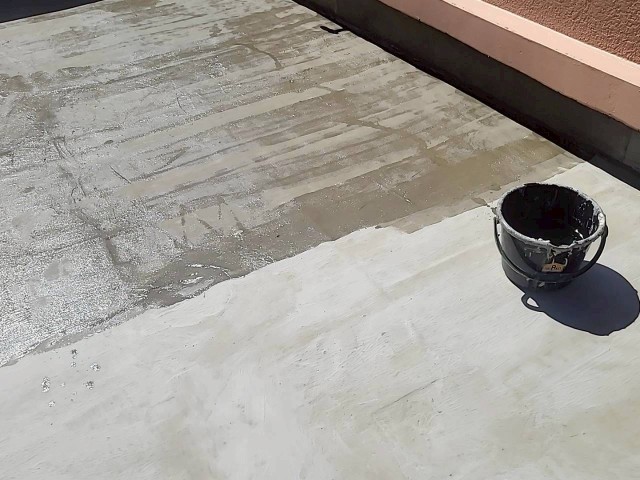 8階陸屋根・プライマー散布 