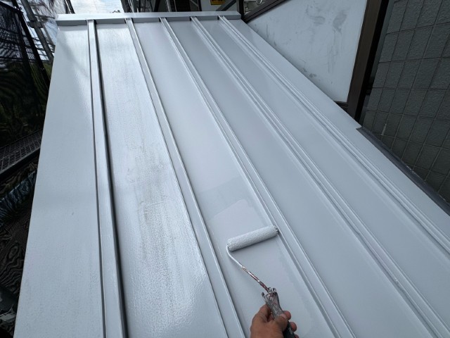 エントランス屋根・上塗り2回目