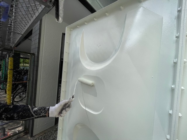 貯水タンク・上塗り2回目
